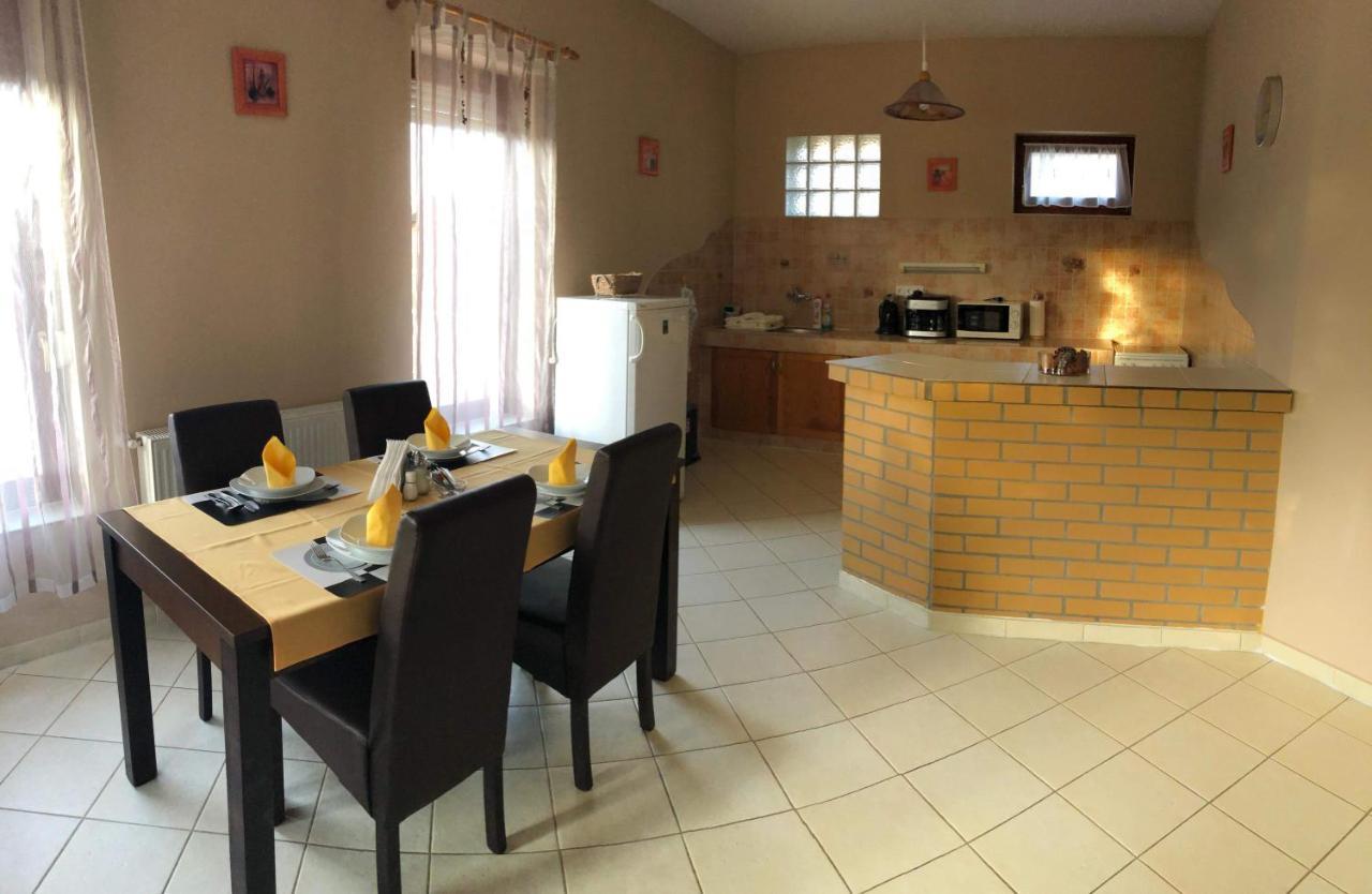 Kristaly Apartmanhaz Шарвар Екстер'єр фото